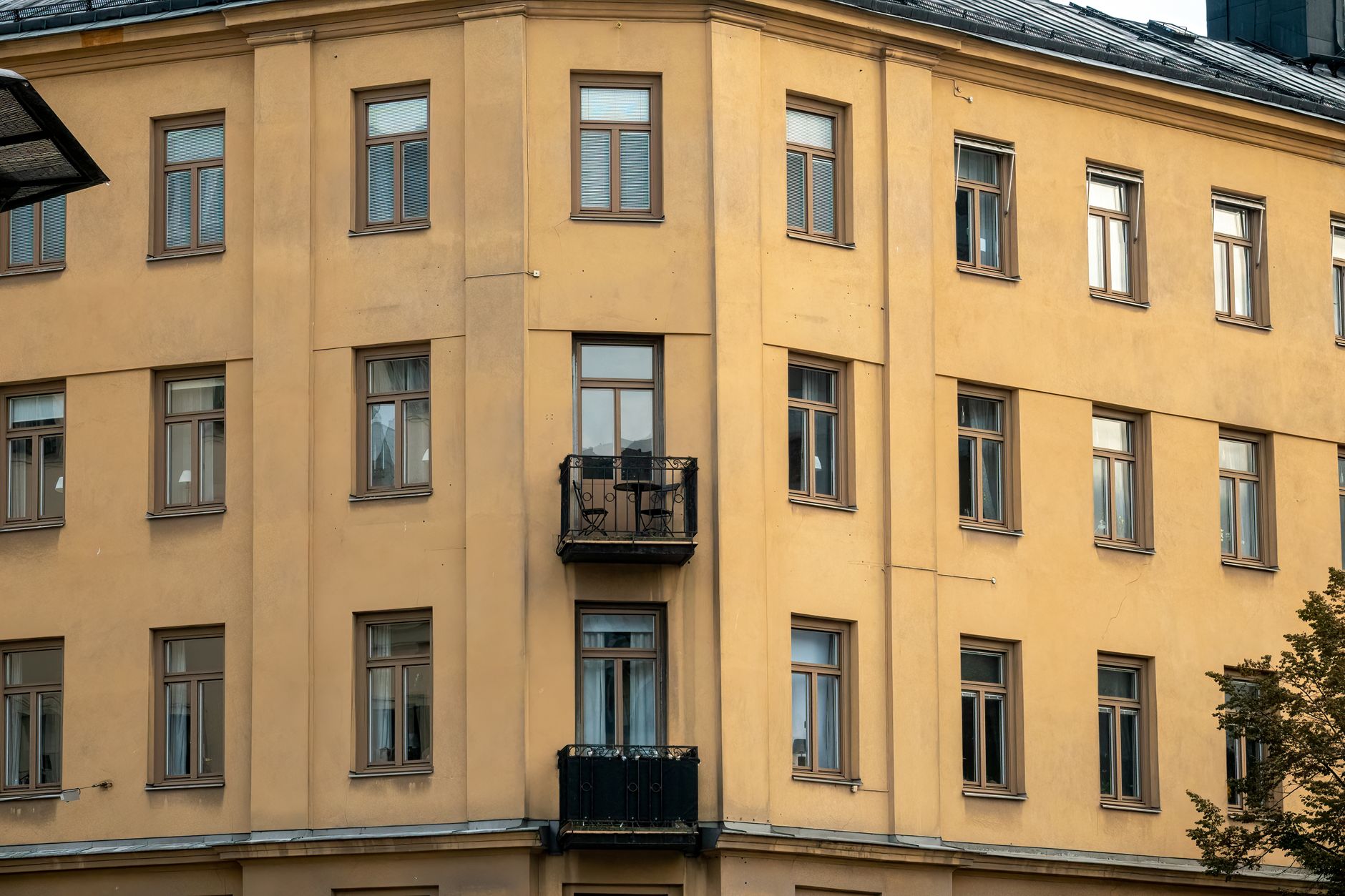 Klassisk svensk flerbostadsfastighet i Stockholm