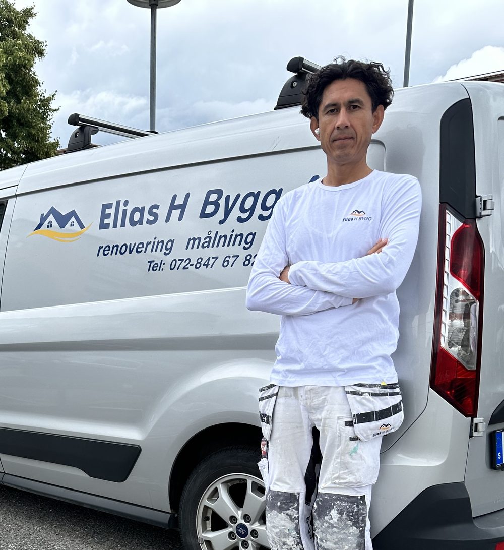 Hayatullah Hussaini, grundare av Elias H Bygg AB, framför företagets servicebil
