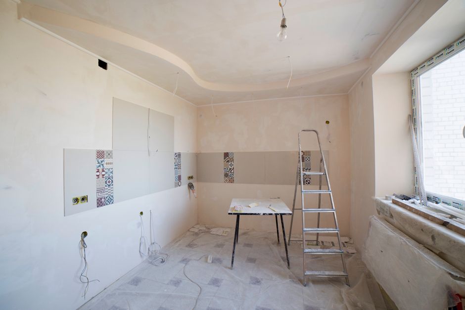 Rum under renovering med stege och verktyg